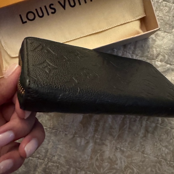 Louis Vuitton Black Zippy Wallet - Picture 11 of 12